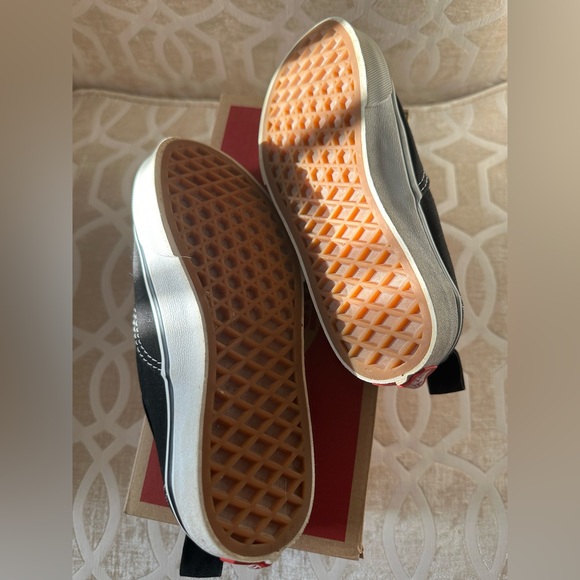 Vans Authentic Elastic Shoes in Size 1.5 - Picture 2 of 4